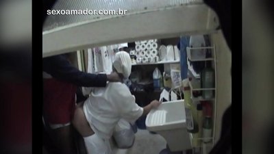 Motoboy 在送貨之間與餐廳的清潔女工發生性關係